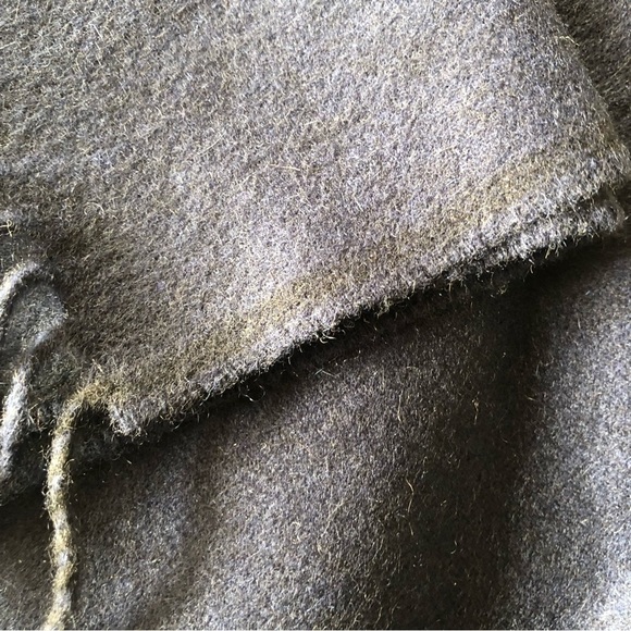 NWOT Saks Fifth Avenue 100 cashmere scarf w fringe navy blue 12x64” - Picture 6 of 6